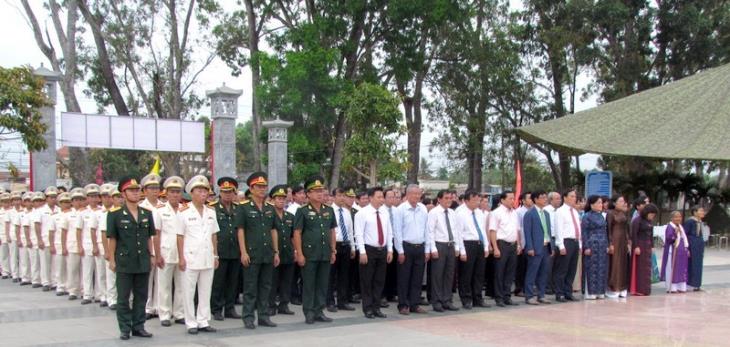 Lãnh đạo tỉnh viếng Nghĩa trang liệt sĩ Trà Võ 